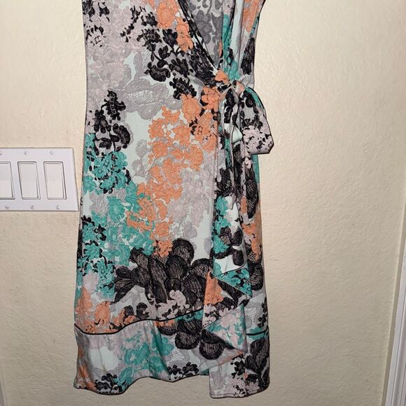 NEW! BCBGMAXAZRIA Floral Wrap Dres- NWOT- NEVER WORN - Picture 5 of 12